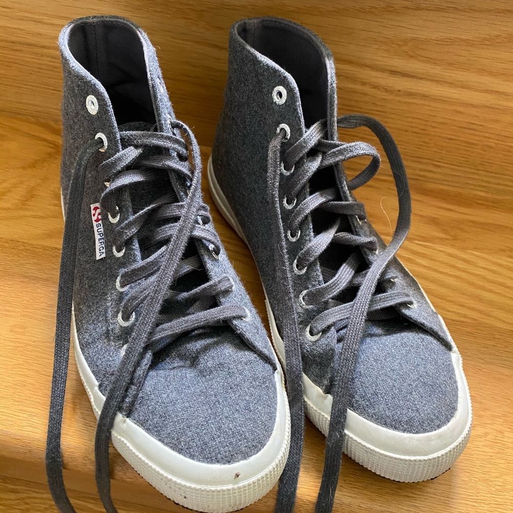 Hi-top sneakers